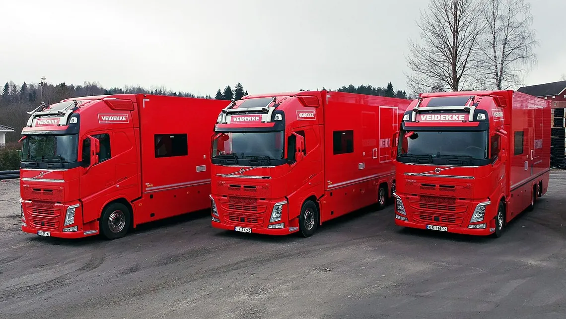 Tre røde lastebiler