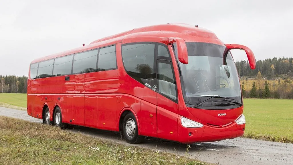 Rød turbuss lang s landevei