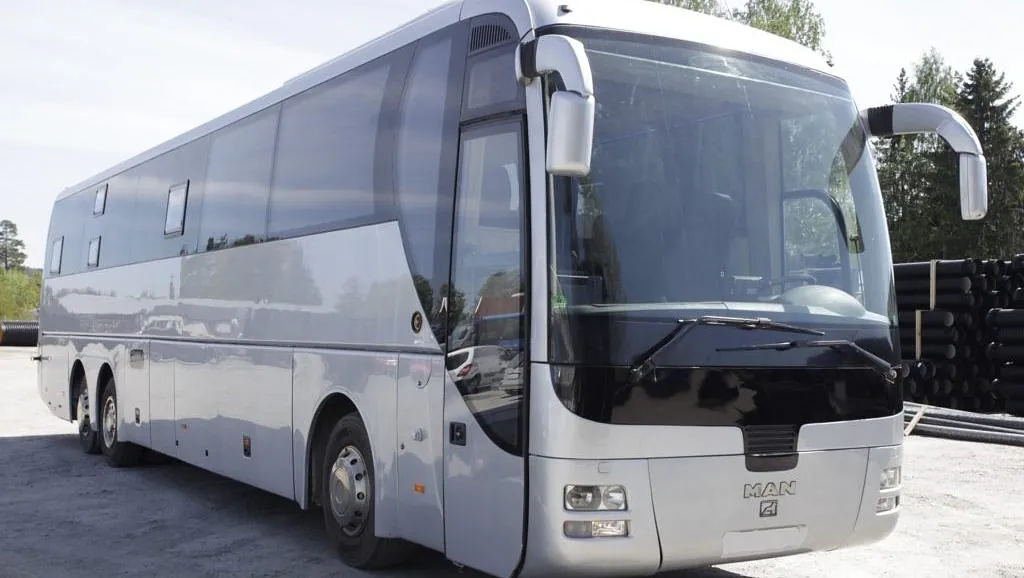 Lys grå turbuss med svarte ruter