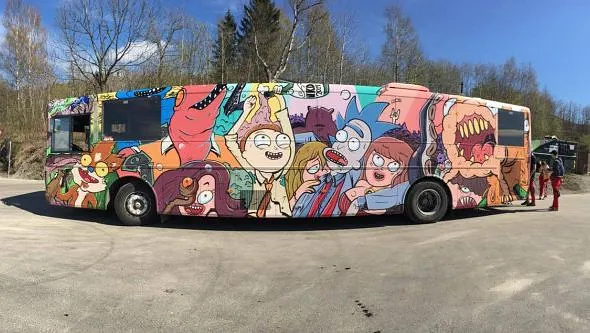 Bilde av bussen fra siden med figurer fra serien "Rick & Morty" tatt i fisheye modus