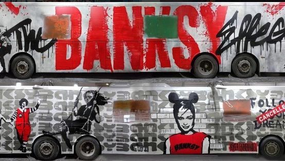 Banksy grafitti på sider av buss