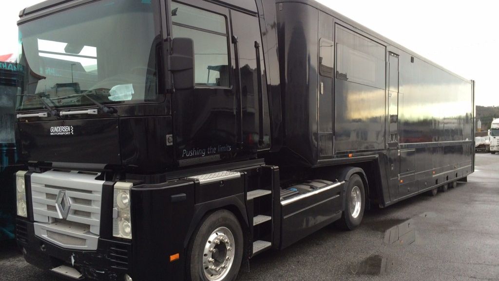 Svart lastebil med henger