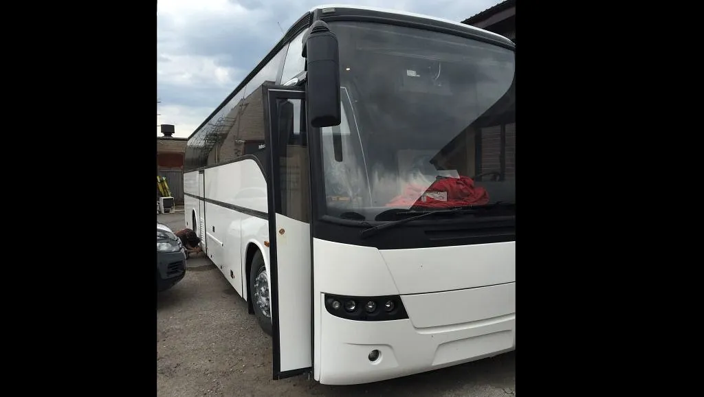 Hvit turbuss sett fra front med åpen dør