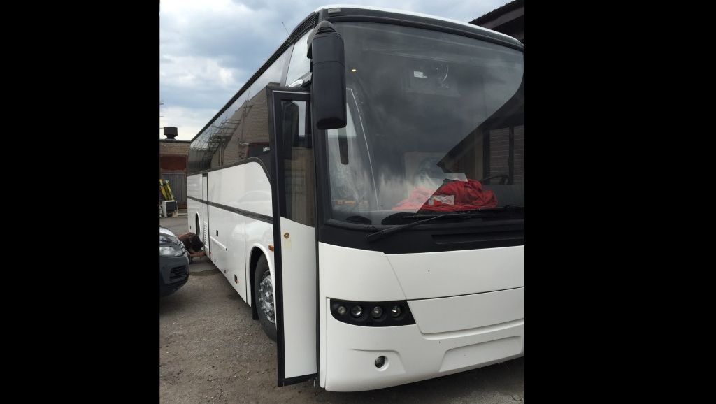 Hvit turbuss sett fra front med åpen dør