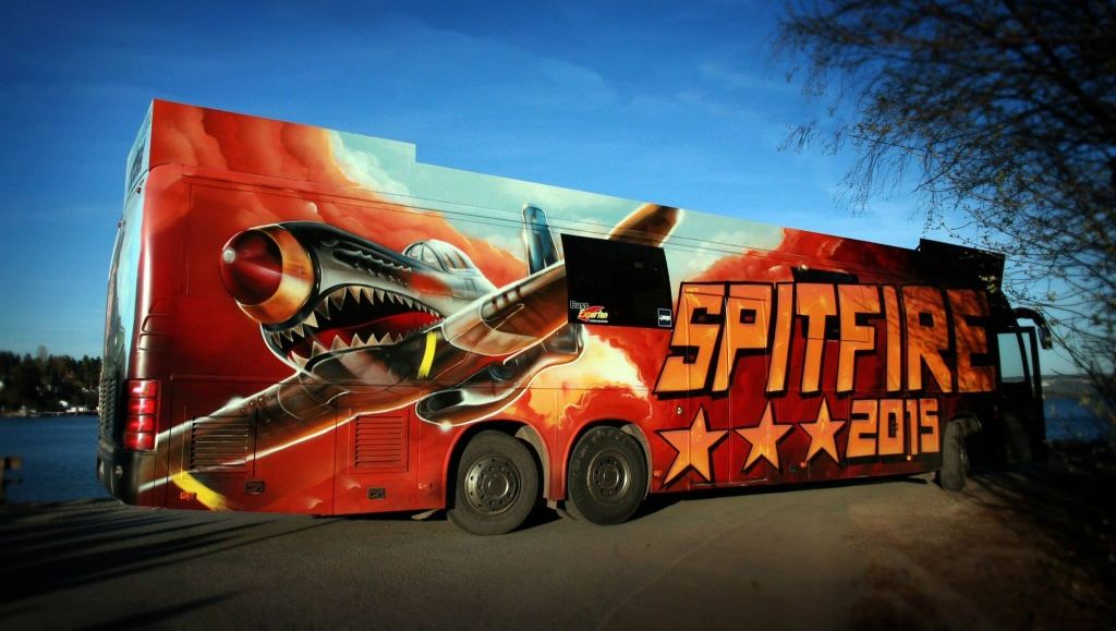 Fargerik buss med stor Spitfire-grafikk og teksten «SPITFIRE 2015» i oransje.