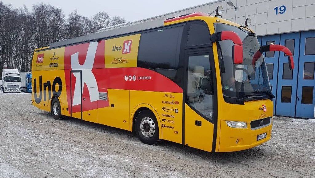 Gul buss med Uno-X logo