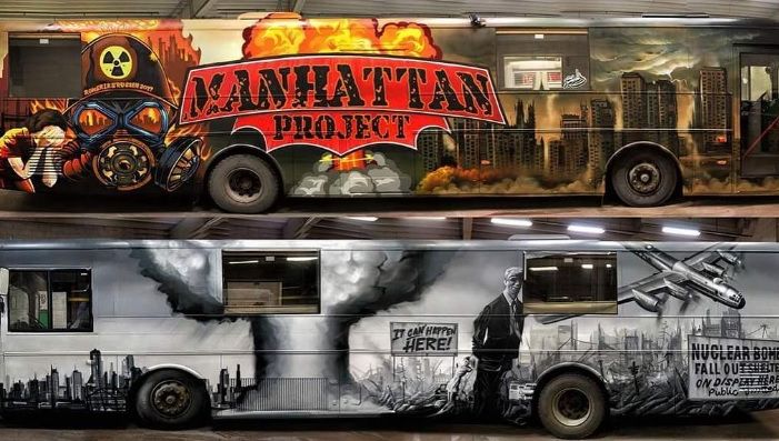 To sider av en russebuss: én med eksplosjon og gassmaske, én med krigsinspirert atommotiv i svart-hvitt.