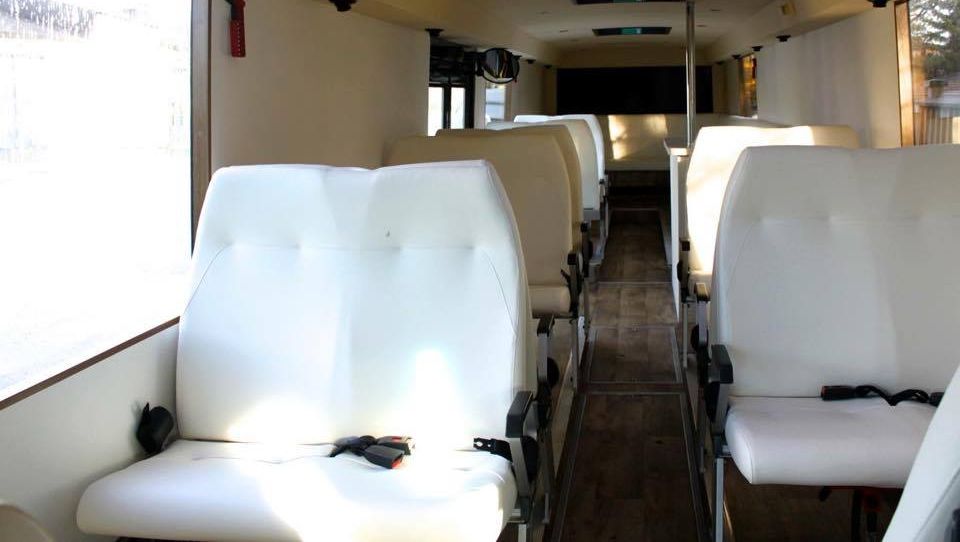 Doble hvite busseter i hvit buss