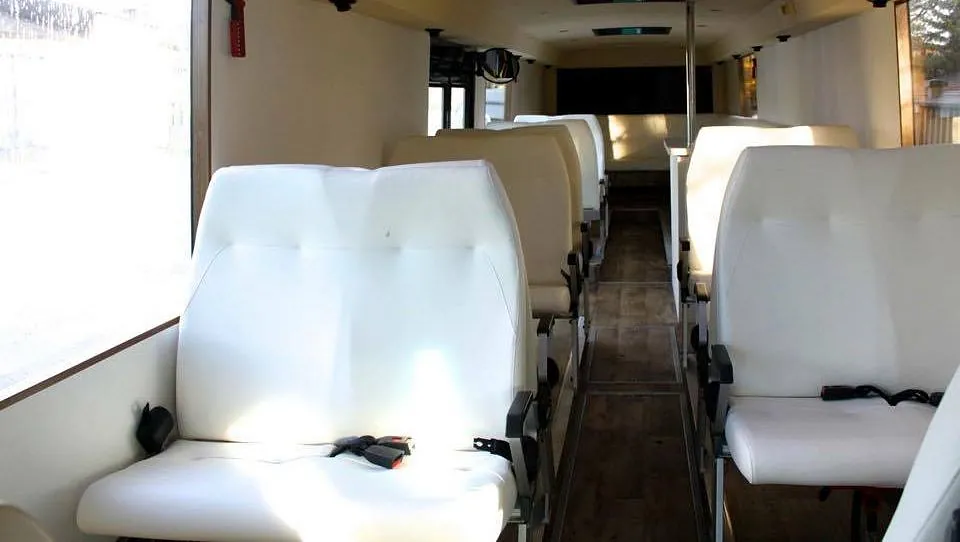 Doble hvite busseter i hvit buss