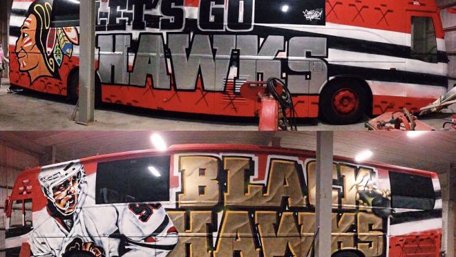 Russebuss med rød bakgrunn, stor tekst «LET’S GO HAWKS» og «BLACK HAWKS» samt ishockeymotiv.
