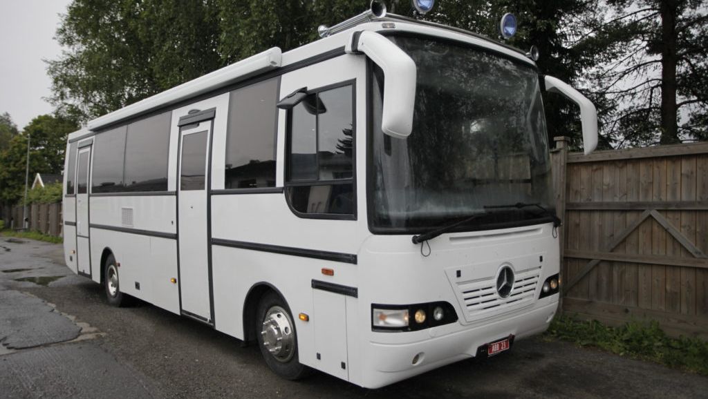 Hvit buss med svarte detaljer og vindu